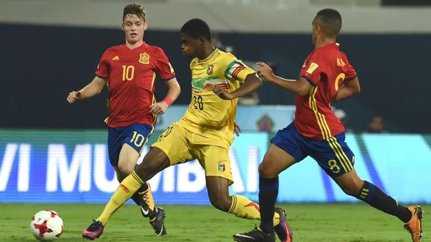 Sergio Gomez of Spain (L) and Cheick Oumar Doucoure (C) of Mali vie for the ball during the second semi final match between Mali and Spain in the FIFA U-17 World Cup at the D.Y.Patil stadium in Navi Mumbai. (AFP)