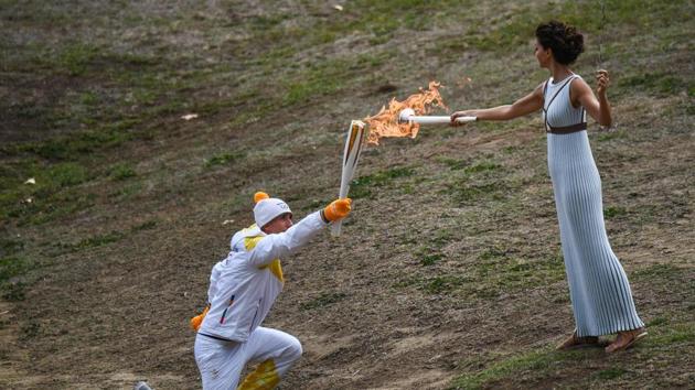 Katerina Lechou passed the Olympic flame to the first relay runner, Greek skier Apostolos Angelis, who ran with it for a short distance. 505 torchbearers will be participating and 36 welcome ceremonies will be held in 20 districts during these eight days. (Aris messinis / AFP)