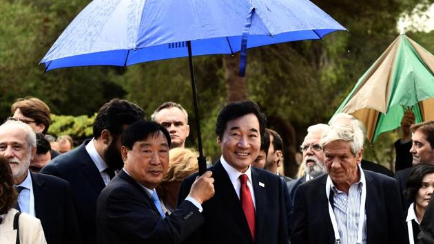 South Korean Prime Minister Lee Nak-yeon (C) also attended the ceremony inside the stadium. (Aris messinis / AFP)