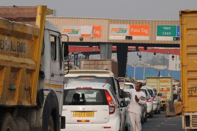 Commuters said they are unable to avail of Radio Frequency Identification tags at the Kherki toll. (Parveen Kumar/HT PHOTO) Commuters said they are unable to avail of Radio Frequency Identification tags at the Kherki toll. (Parveen Kumar/HT PHOTO)