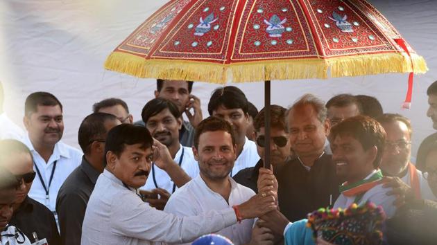 Congress vice president Rahul Gandhi and OBC leader Alpesh Thakor during the Navsarjan Gujarat Janadesh rally in Gandhinagar, on October 23.(AFP)