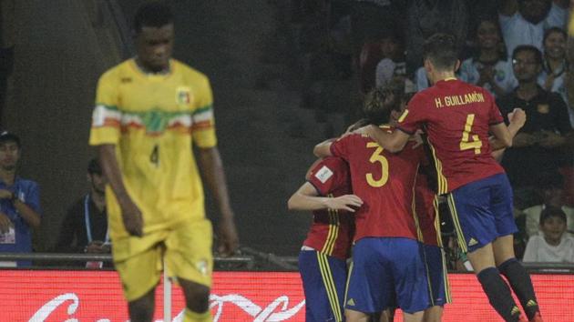 Spain players celebrate after Abel Ruiz scored the second goal against Mali during their semi-final FIFA U-17 World Cup match in Mumbai, India, Wednesday, Oct. 25, 2017. (AP Photo/Rafiq Maqbool) (AP)