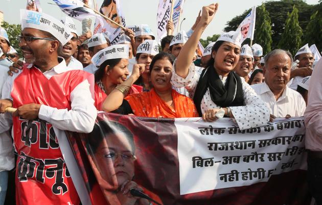 Aam Aadmi Party legislator from Delhi Alka Lamba and party workers protesting against the controversial ordinance in Jaipur on Wednesday. (Himanshu Vyas/HT Photo.) Aam Aadmi Party legislator from Delhi Alka Lamba and party workers protesting against the controversial ordinance in Jaipur on Wednesday. (Himanshu Vyas/HT Photo.)