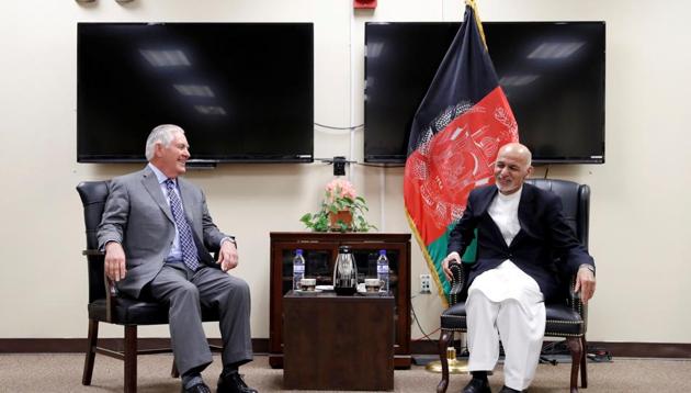US secretary of state Rex Tillerson speaks with Afghan President Ashraf Ghani during their meeting at Bagram Air Field, Afghanistan October 23, 2017. (REUTERS) US secretary of state Rex Tillerson speaks with Afghan President Ashraf Ghani during their meeting at Bagram Air Field, Afghanistan October 23, 2017. (REUTERS)