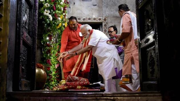 Prime Minister Narendra Modi offers prayers at Durga Mata Temple in Varanasi. Modi will offer prayers at the Lord Manjunatha temple at Dharmasthala in Karnataka on October 29.(PTI)