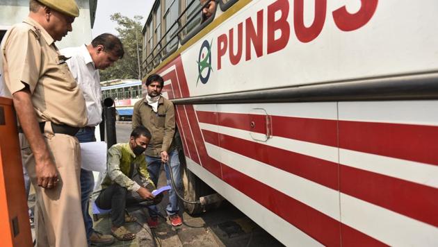 Delhi transport department officials check passenger buses for pollution at ISBT Kashmere Gate. (Burhaan Kinu/HT Photo) Delhi transport department officials check passenger buses for pollution at ISBT Kashmere Gate. (Burhaan Kinu/HT Photo)