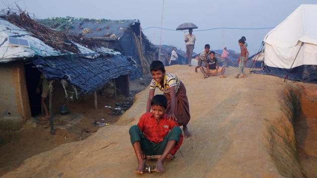 Rohingya refugee children play outside their shelters at Kutupalong refugee camp near Cox's Bazar on October 24, 2017. (Adnan Abidi / REUTERS)