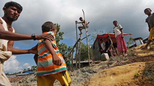 Rohingya refugees manually drill a borewell for water at the Palong Khali refugee camp near Cox's Bazar on October 23, 2017. (Adnan Abidi / REUTERS)