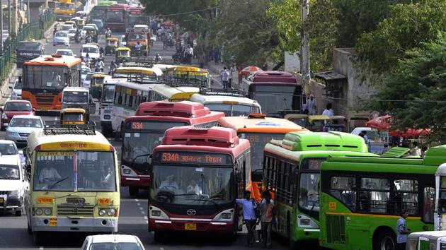 Anand Vihar is among the five places that have emerged as pollution hotspots in the National Capital Region, where the Air Quality Index hovers in the ‘very poor’ zone.(Hindustan Times)