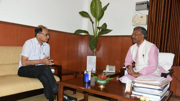 Chief Secretary Utpal Kumar Singh (left) calls on chief minister Trivendra Singh Rawat on Wednesday after taking charge. (HT Photo.) Chief Secretary Utpal Kumar Singh (left) calls on chief minister Trivendra Singh Rawat on Wednesday after taking charge. (HT Photo.)