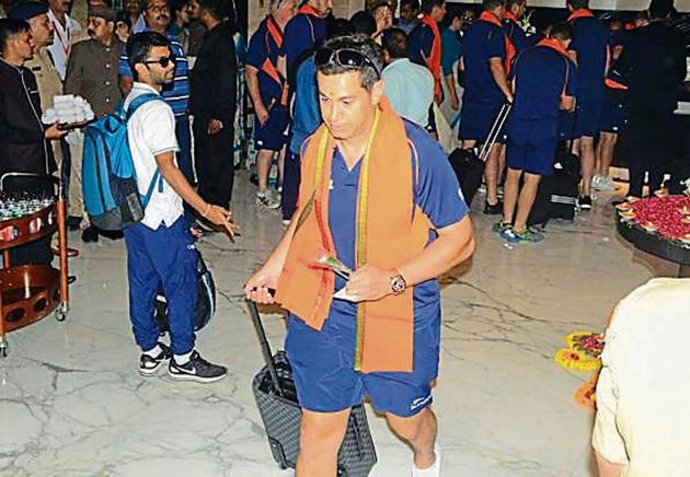 New Zealand’s Ross Taylor sports a saffron dupatta after checking in at the hotel in Kanpur, Uttar Pradesh, on Thursday. The previous tradition of presenting flowers to players was junked in favour of this.(HT Photo)
