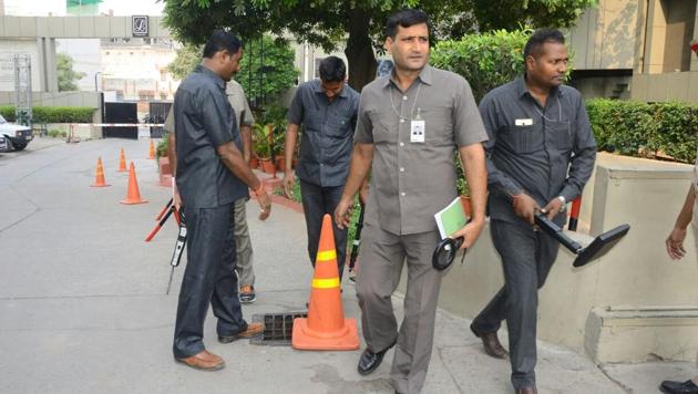 Security officials outside the Indian and New Zealand teams hotel in Kanpur on Thursday.(HT Photo)