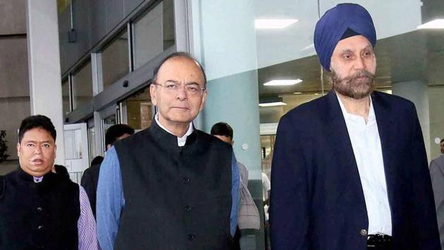 India's ambassador to the US Navtej Sarna with finance minister Arun jaitley at New York's John F Kennedy airport.(PTI file photo) India's ambassador to the US Navtej Sarna with finance minister Arun jaitley at New York's John F Kennedy airport.(PTI file photo)