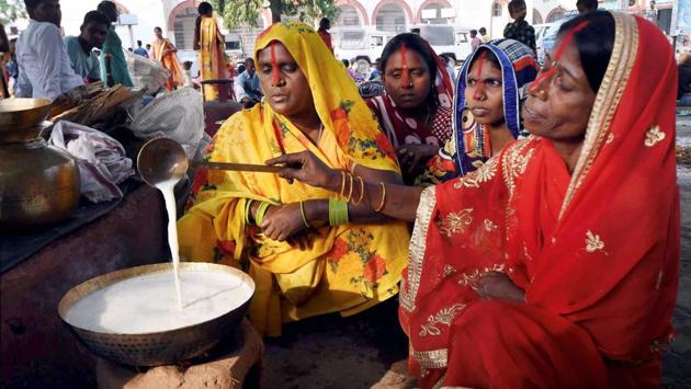 Devotees prepare ‘prasad’ on the occasion of ‘Kharna Puja’ at the bank of river Ganga in Patna, Bihar. Later on the second day of Chhath Puja they then cook ‘kheer’ (pudding) and roti on earthen chullahs, which is then distributed as ‘prasad’. (PTI)