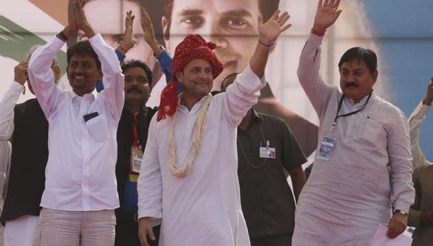 Congress vice president Rahul Gandhi with OBC leader Alpesh Thakor (Left) at a rally in Gandhinagar. (Siddharaj Solanki / HT Photo)