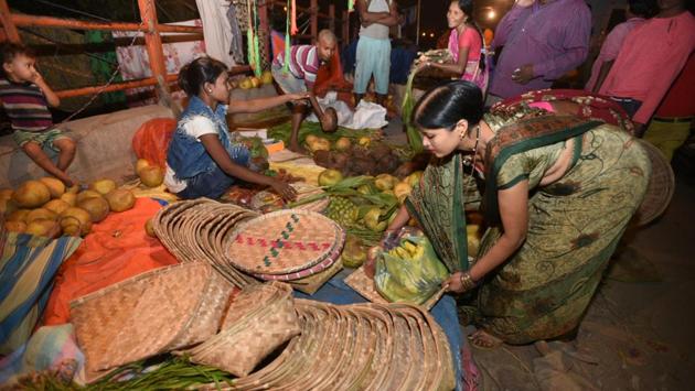 People purchase vegetables, fruits and other natural products at Geeta Colony in New Delhi, which are offered to the Sun God on the last two days of the Puja. (Sonu Mehta / HT Photo)