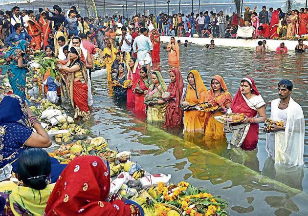Devotees offering prayers to the Sun God in the waters of river Yamuna during the Chhath Puja in New Delhi on Thursday. (Ajay Aggarwal/HT PHOTO) Devotees offering prayers to the Sun God in the waters of river Yamuna during the Chhath Puja in New Delhi on Thursday. (Ajay Aggarwal/HT PHOTO)