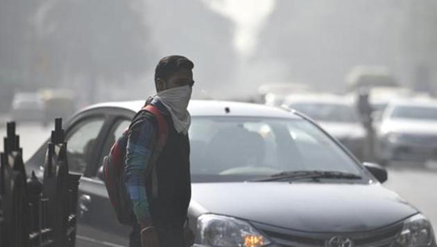 Commuters seen wearing face mask to avoid thick smog, as the air quality deteriorated sharply overnight leading to poor visibility conditions across the city, in New Delhi, India, on November 21, 2016. (HT File Photo) Commuters seen wearing face mask to avoid thick smog, as the air quality deteriorated sharply overnight leading to poor visibility conditions across the city, in New Delhi, India, on November 21, 2016. (HT File Photo)