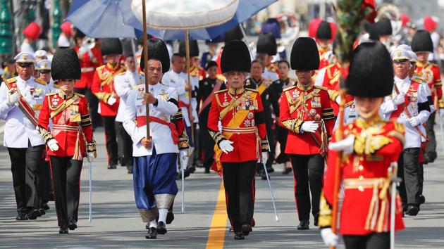 Thailand’s King Maha Vajiralongkorn (C) marches during the cremation procession of his father King Bhumibol at the Grand Palace in Bangkok on October 26, 2017. At 5:30pm, King Vajiralongkorn will light a symbolic fire at the crematorium with the real cremation taking place later at 10:00p.m. (Damir Sagolj / REUTERS)