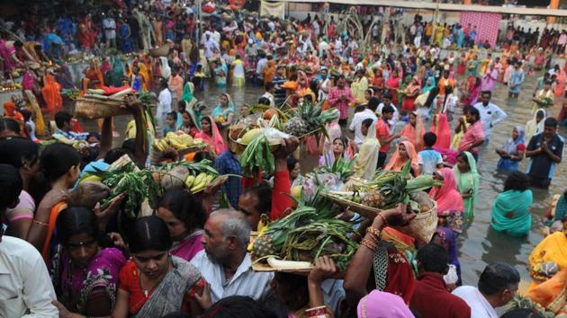 Devotees perform rituals at the Sheetla Mata temple. (Parveen Kumar/HT Photo) Devotees perform rituals at the Sheetla Mata temple. (Parveen Kumar/HT Photo)