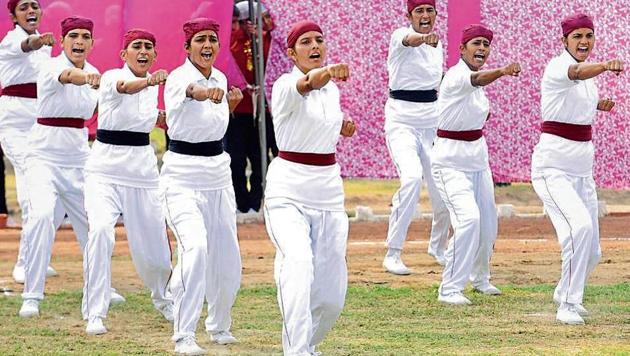 The new recruits showing their martial arts skills during the passing out parade at the commando training centre in Qila Bahadurgarh, near Patiala on Thursday (Bharat Bhushan) The new recruits showing their martial arts skills during the passing out parade at the commando training centre in Qila Bahadurgarh, near Patiala on Thursday (Bharat Bhushan)