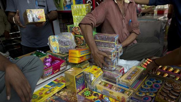 It was on October 13 that the high court division bench had directed Punjab, Haryana and Chandigarh to allot licences for selling of crackers not more than 20% of the vendors given licences last year.(HT File/Representative image)