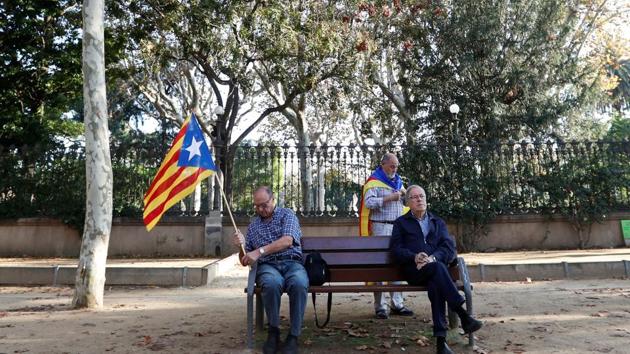 A man holding a Catalan separatist flag sits on a bench outside the Catalan regional parliament in Barcelona, Spain, October 27, 2017. (REUTERS Photo) A man holding a Catalan separatist flag sits on a bench outside the Catalan regional parliament in Barcelona, Spain, October 27, 2017. (REUTERS Photo)