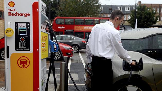 A member of staff charges an electric car at the Holloway Road Shell station where Shell is launching its first fast electric vehicle charging station in London. (REUTERS) A member of staff charges an electric car at the Holloway Road Shell station where Shell is launching its first fast electric vehicle charging station in London. (REUTERS)