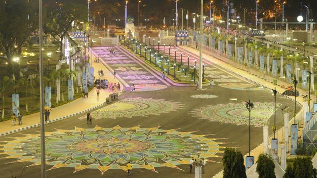 Artisans came together to display their skills on the road leading to the Salt Lake Stadium in Kolkata. (HT Photo)
