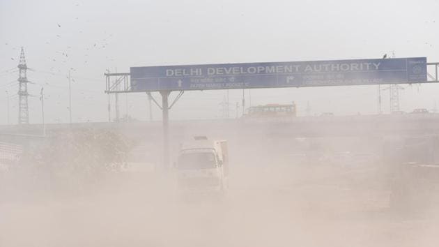 Dust from new road construction site at NH-24 near Ghazipur in New Delhi, India, on October 24.(Ravi Choudhary/HT PHOTO)