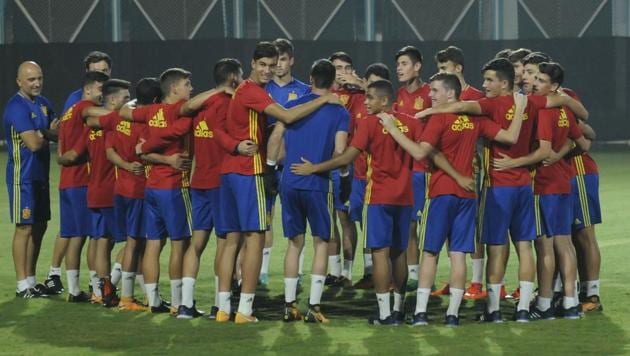 Spain players during a training session before the FIFA U-17 World Cup final against England in Kolkata.(Samir Jana/HT PHOTO)