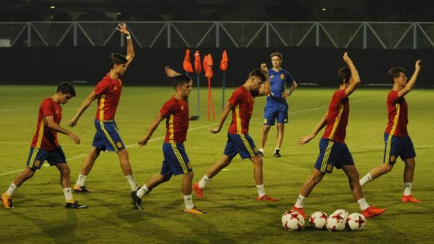 Spain players during a training session before their FIFA U-17 World Cup final against England at Salt Lake Stadium in Kolkata on Friday.(Samir Jana/HT PHOTO)
