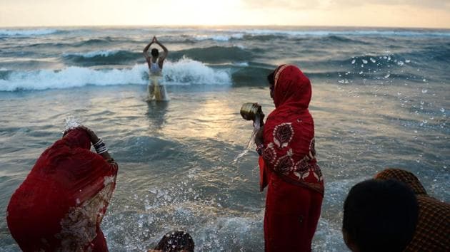 Devotees are seen praying to the Sun God in the Bay of Bengal during Chhath Puja in Chennai. Commencing from the sixth day (hence called ‘Chhath’) after Diwali, it is celebrated to pay obeisance to the Sun as cosmic energy. The puja is observed mainly by the people of Bihar and eastern Uttar Pradesh or Poorvanchalis. (Arun Sankar / AFP)