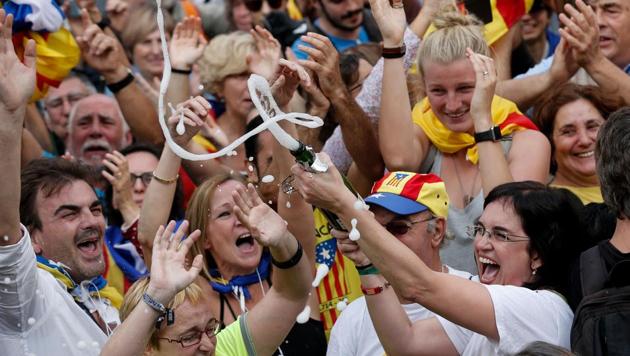 People celebrate after Catalonia's parliament voted to declare independence from Spain in Barcelona on October 27, 2017. (AFP Photo)