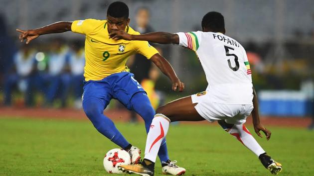 Lincoln (L) of Brazil is challenged by Mamadi Fofana of Mali. (AFP)