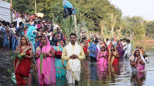 Chhat puja being performed at Chinchwad ghat in Pune on Thursday. (ht photo)