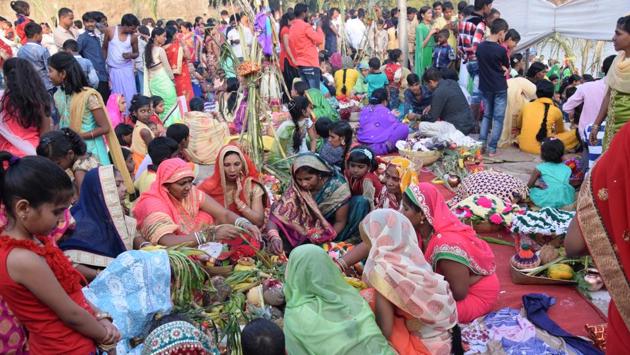 Women in groups perform Chhat Puja at Chinchwad ghat in Pune on Thursday. (ht photo)