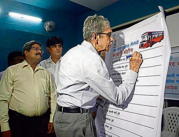 Maj Gen (Rtd) Sudhir Jathar signs in support of PMP Pravasi Manch’s campaign against PMPML bus pass fare hike. (RAVINDRA JOSHI/HTPHOTO) Maj Gen (Rtd) Sudhir Jathar signs in support of PMP Pravasi Manch’s campaign against PMPML bus pass fare hike. (RAVINDRA JOSHI/HTPHOTO)