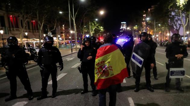 A pro unity demonstrator stands in front of Catalan Regional Police officers during a protest after the Catalan regional parliament declared independence from Spain in Barcelona, Spain, October 27, 2017. (Juan Median/Reuters)