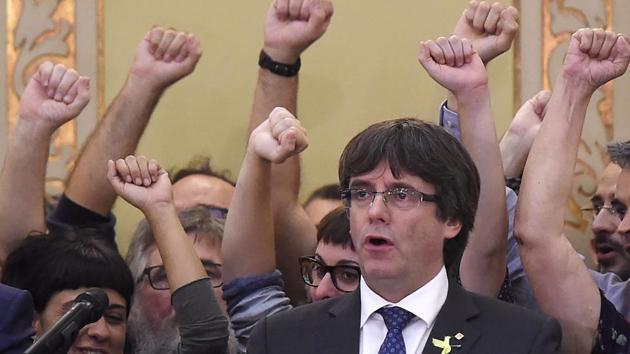 Catalan president Carles Puigdemont sings the anthem ‘Els Segadors’ after a session of the Catalan parliament in Barcelona on Friday. Puigdemont sought to widen support for independence, always by peaceful means, inspired by Mahatma Gandhi. (AFP Photo) Catalan president Carles Puigdemont sings the anthem ‘Els Segadors’ after a session of the Catalan parliament in Barcelona on Friday. Puigdemont sought to widen support for independence, always by peaceful means, inspired by Mahatma Gandhi. (AFP Photo)