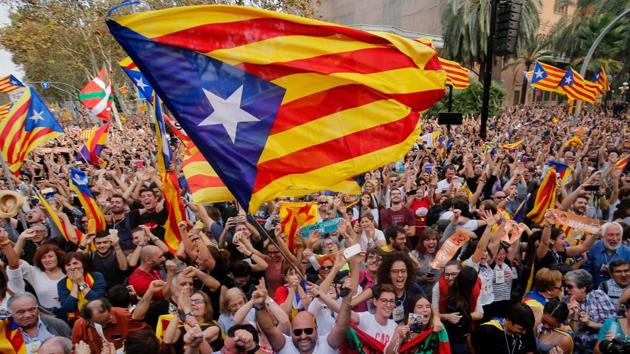 People celebrate after Catalonia's parliament voted to declare independence from Spain in Barcelona on October 27, 2017. (Pau Barrena / AFP)