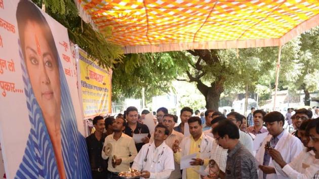 Doctors perform aarti in Kota on Saturday. (AH Zaidi/HT Photo) Doctors perform aarti in Kota on Saturday. (AH Zaidi/HT Photo)