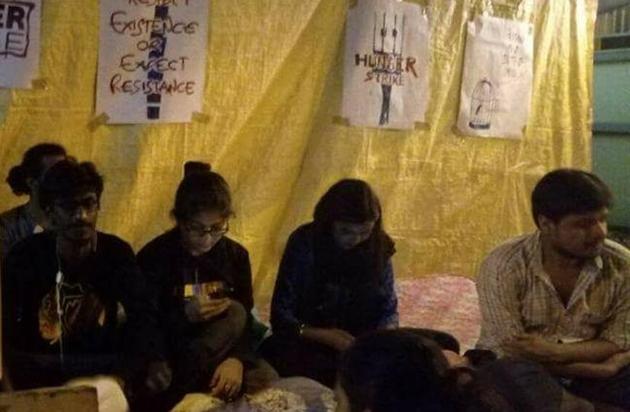 Students of Satyajit Ray Film and Television Institute in Kolkata start a hunger strike since Saturday night demanding expulsion of 14 female hostellers be revoked.(HT Photo)