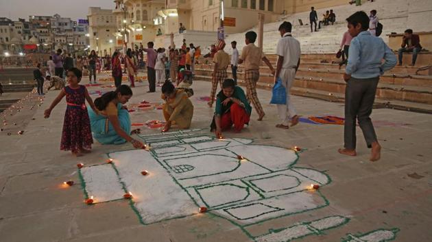 Students of Pragya Bal Niketan made a replica of the Taj Mahal with colours and lit lamps during Deepdan ceremony in Pushkar on Sunday. (Deepak Sharma/HT Photo) Students of Pragya Bal Niketan made a replica of the Taj Mahal with colours and lit lamps during Deepdan ceremony in Pushkar on Sunday. (Deepak Sharma/HT Photo)