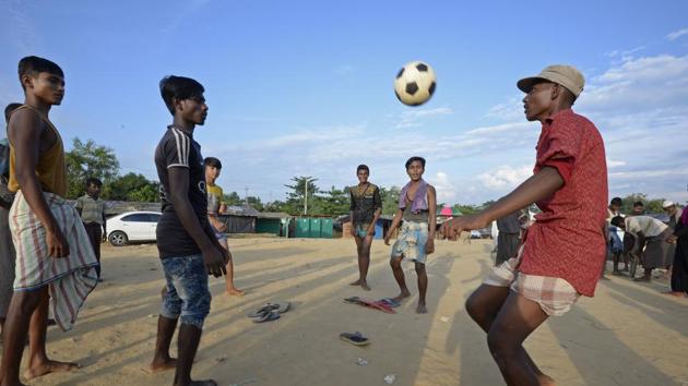 Rohingya refugee play football at Kutupalong refugee camp in the Bangladeshi district of Ukhia on October 28, 2017. (AFP Photo) Rohingya refugee play football at Kutupalong refugee camp in the Bangladeshi district of Ukhia on October 28, 2017. (AFP Photo)