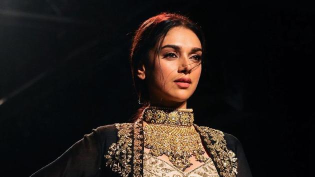 Aditi Rao Hydari showcases a creation by designer Jayanti Reddy at the Lakme Fashion Week.(AFP) Aditi Rao Hydari showcases a creation by designer Jayanti Reddy at the Lakme Fashion Week.(AFP)