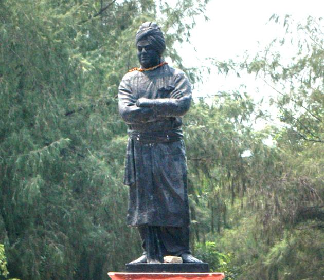 A statue of Vivekananda at the University of Delhi. Detractors of the BJP government say that the directive will turn colleges into places where personality cults are worshipped.(HT File Photo)