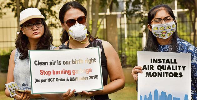 Residents of various housing complexes on Golf Course Extension Road, Sohna Road and up and coming sectors held a protest on Sunday morning against rising levels of dust in the air and pollution. (Sanjeev Verma/HT PHOTO) Residents of various housing complexes on Golf Course Extension Road, Sohna Road and up and coming sectors held a protest on Sunday morning against rising levels of dust in the air and pollution. (Sanjeev Verma/HT PHOTO)