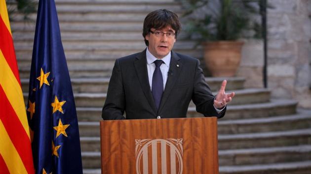 Sacked Catalan President Carles Puigdemont makes a statement the day after the Catalan regional parliament declared independence from Spain in Girona, Spain, October 28, 2017. (REUTERS) Sacked Catalan President Carles Puigdemont makes a statement the day after the Catalan regional parliament declared independence from Spain in Girona, Spain, October 28, 2017. (REUTERS)