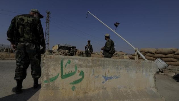 Syrian army soldiers man a checkpoint in al-Bugilia, north of Deir al-Zor, Syria September 21, 2017. (REUTERS File Photo) Syrian army soldiers man a checkpoint in al-Bugilia, north of Deir al-Zor, Syria September 21, 2017. (REUTERS File Photo)